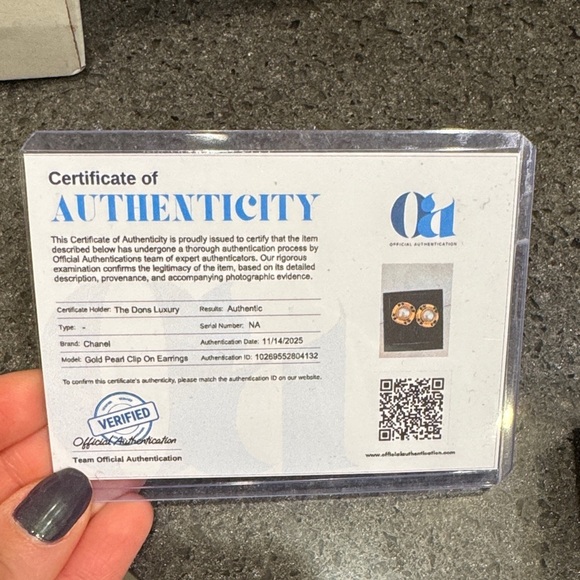 Elegant Chanel Gold-Tone Clip-on Earrings - Picture 9 of 9